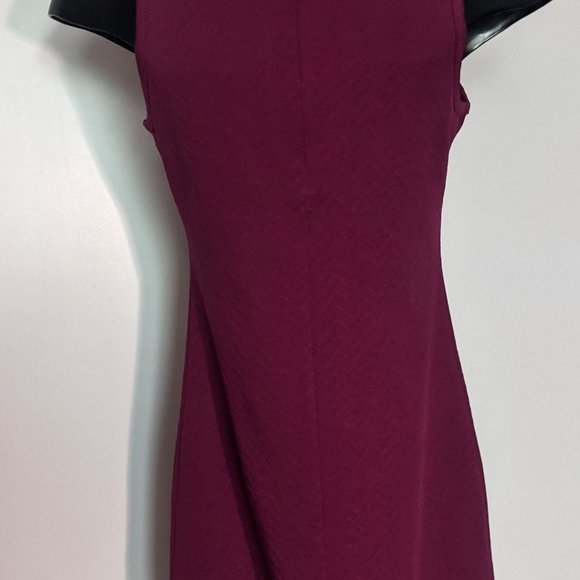 Textured collared sleeveless dress - Picture 2 of 3